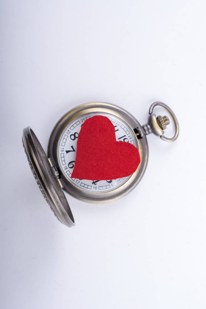 Concept voor Valentijnsdag op retro horloge - Foto, afbeelding