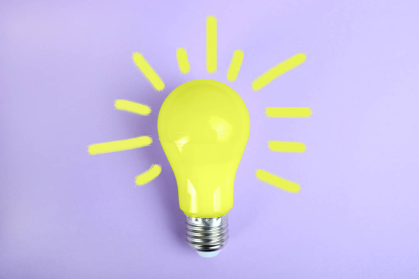 A yellow incandescent bulb  - Foto, Imagen