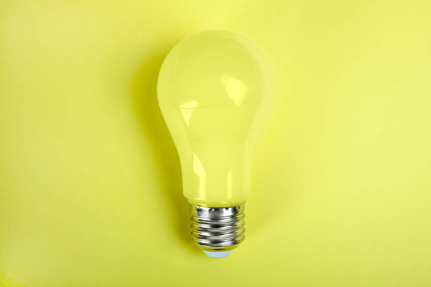 Uma lâmpada incandescente amarela
 - Foto, Imagem