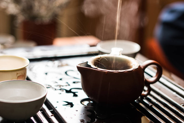 Versare il tè Puer dalla teiera alla cerimonia tradizionale cinese del tè. Set di attrezzature per bere il tè
 - Foto, immagini