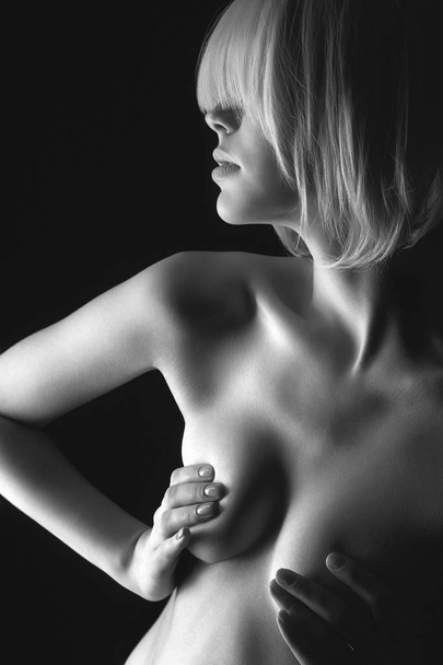 Retrato en blanco y negro de una hermosa mujer desnuda
 - Foto, Imagen