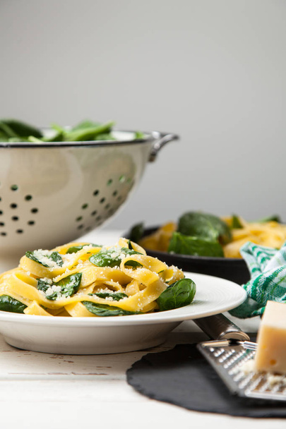 Spinach tagliatelle pasta - Valokuva, kuva