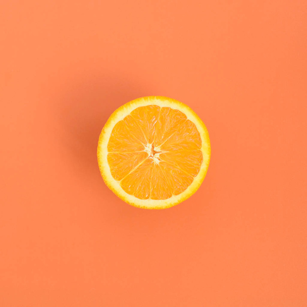 Vue de dessus d'une tranche d'un fruit orange sur fond lumineux de couleur orange. Une image de texture d'agrumes saturée
 - Photo, image