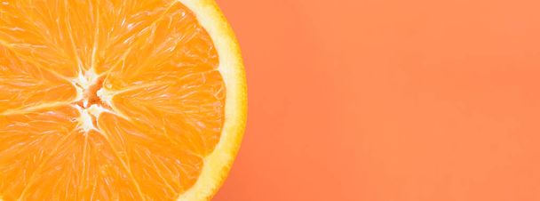 Вид сверху одного оранжевого плода на ярком фоне оранжевого цвета. Насыщенное цитрусовое изображение
 - Фото, изображение