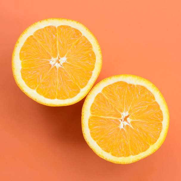 Vue de dessus d'une plusieurs tranches de fruits orange sur fond lumineux de couleur orange. Une image de texture d'agrumes saturée
 - Photo, image