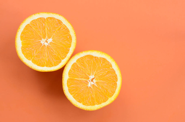 いくつかのオレンジ色の果物の平面図がスライス明るい背景に - 写真・画像