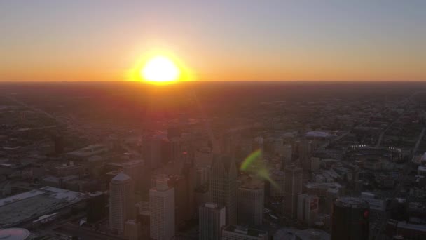 A Detroit downtown napnyugtakor légi videó. - Felvétel, videó