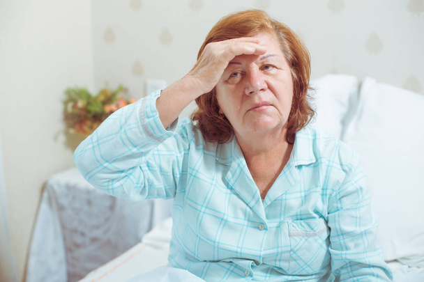 Mujer mayor tiene dolor de cabeza
 - Foto, imagen