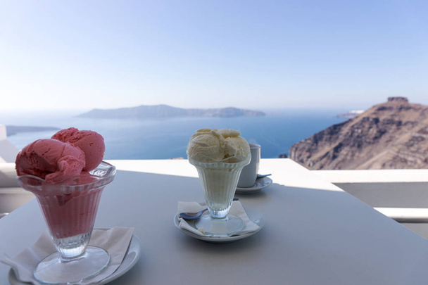 Dwie lody na stole z widokiem na Morze Śródziemne, Santorini - Zdjęcie, obraz