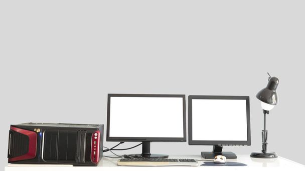 PC velho do Desktop com 2 monitores na mesa isolados
. - Foto, Imagem