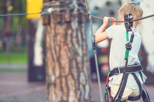 Chica en el camino de cuerda en el parque, borrosa
 - Foto, Imagen