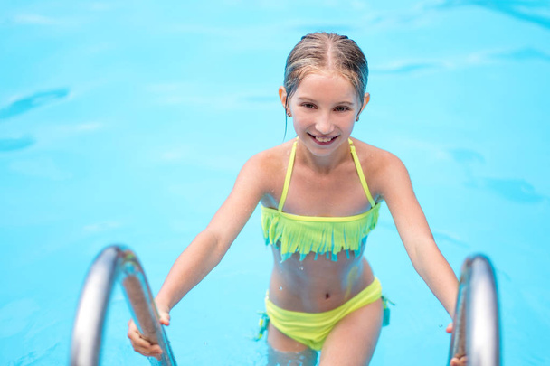 Little girl in a swimming pool - Foto, Imagem