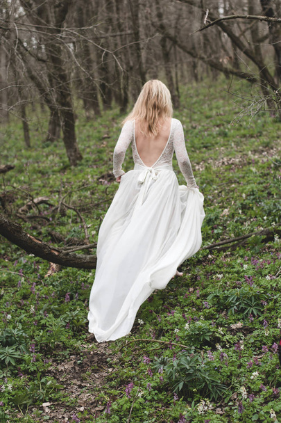 schöne Braut zu Fuß im Wald - Foto, Bild