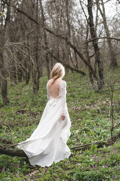 Bela noiva andando na floresta
 - Foto, Imagem