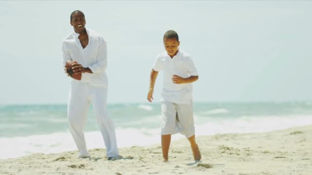 Amerikai futball játék változatos szülő és a fia a strandon - Felvétel, videó