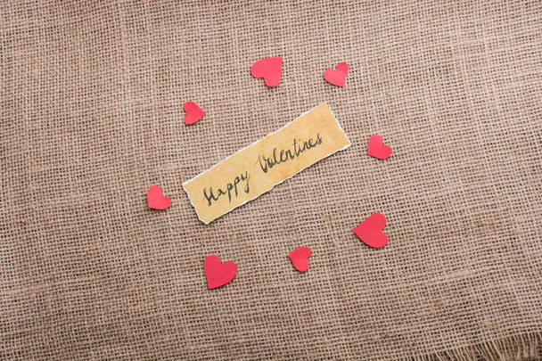 ラブアイコンとバレンタインデーの破れた紙の上の文言 - 写真・画像