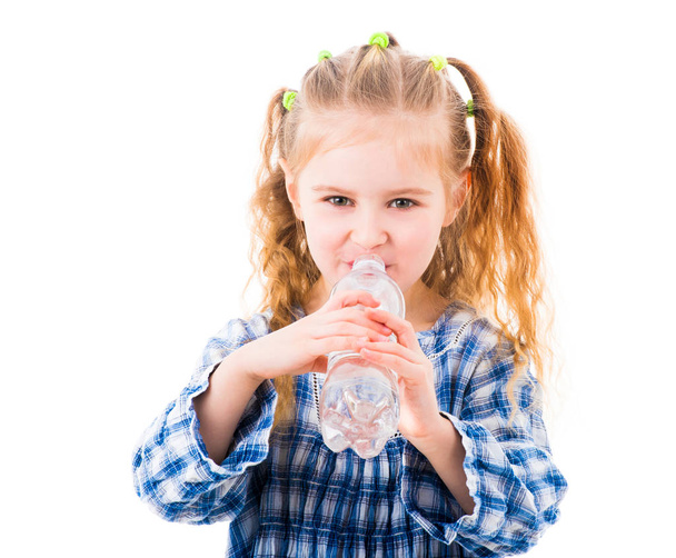 Child girl drinks mineral water from bottle - Foto, afbeelding
