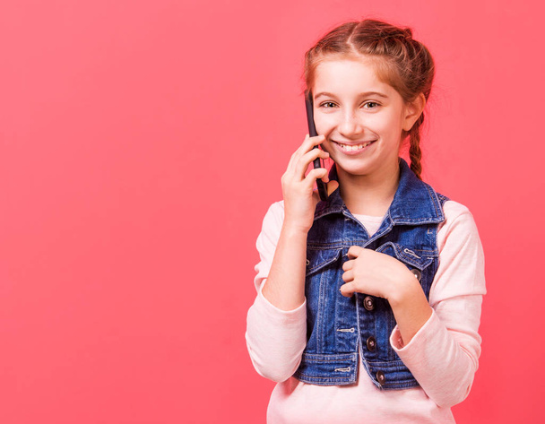 Little girl speaking on the phone - Photo, Image