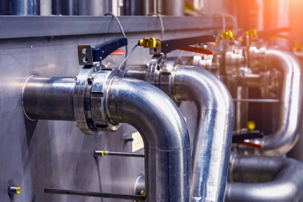 Система трубопроводов из нержавеющей стали на пивоваренном заводе как абстрактный промышленный фон
 - Фото, изображение