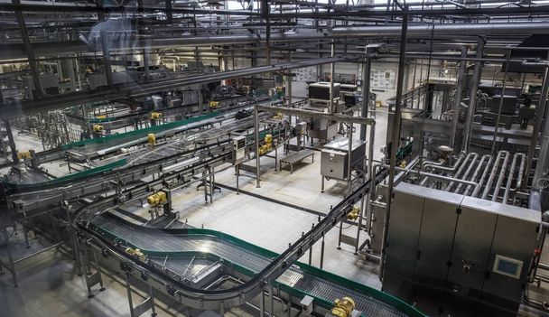 Brouwerij fabriek productielijn. Transportband, pijpleiding en andere industriële machines, geen mensen - Foto, afbeelding