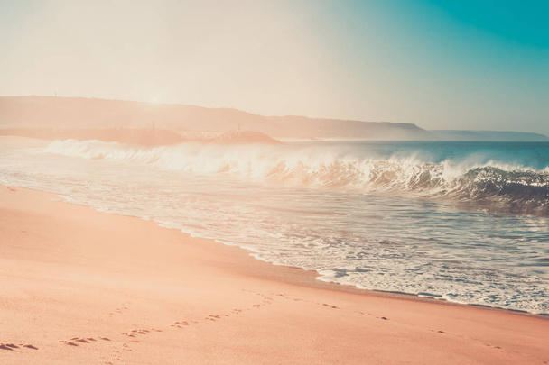 ナザレ、ポルトガルでの長い砂のビーチ - 写真・画像