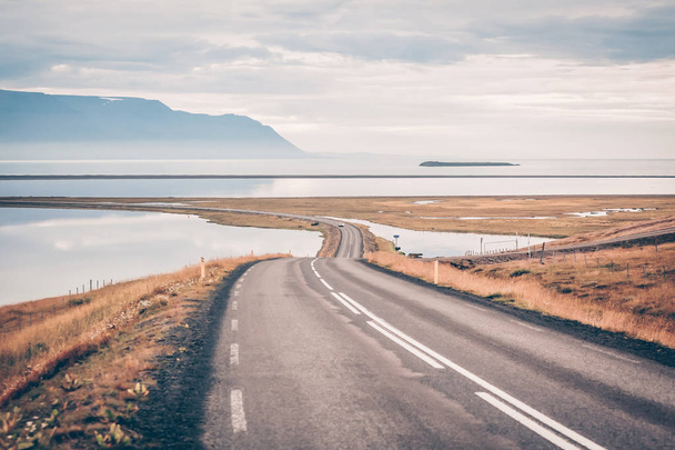 Curve Road en Islandia del Norte
 - Foto, imagen
