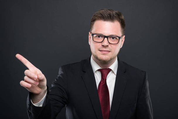 Retrato de homem de negócios vestindo terno preto mostrando negação gestu
 - Foto, Imagem