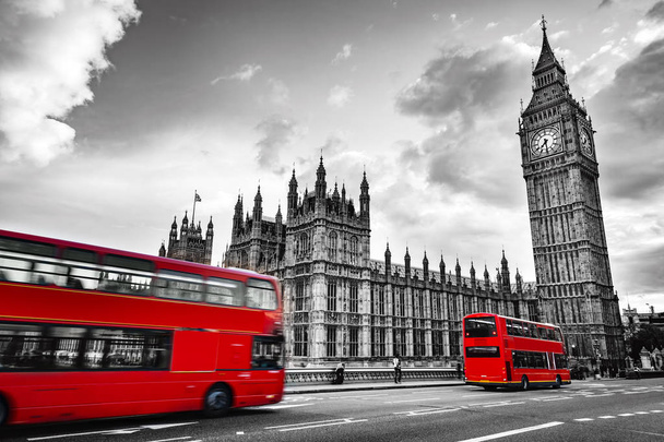 Червоний автобусів в русі та біг-Бену Вестмінстерський палац Лондон, Великобританія.  - Фото, зображення