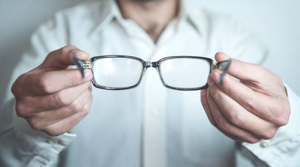 Optiker mit Brille. Unternehmen - Foto, Bild