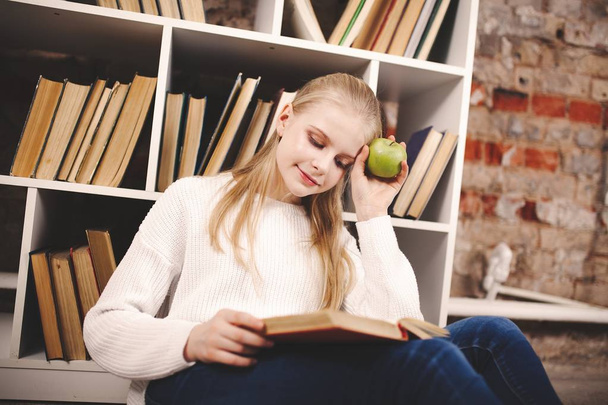 Teenage girl in a library - Zdjęcie, obraz