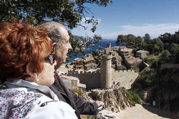 Nyugdíjas pár a nyaralás látogatása Tossa de Mar - Fotó, kép
