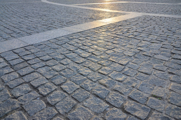 ストリート広場のフラグメント折って灰色の正方形の舗装石 - 写真・画像