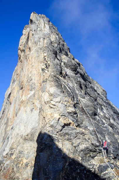 スイス アルプスでグリンデルヴァルト近く有名な Mittellegi リッジのアイガー山の登山 - 写真・画像