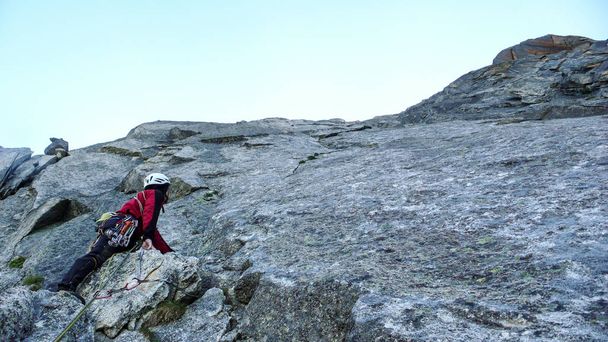 フランス アルプスのシャモニーの近くの山の急な花崗岩途中男性ロック ・ クライマー - 写真・画像