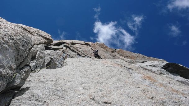 grimpeur masculin sur une route de granit escarpée dans les montagnes près de Chamonix dans les Alpes françaises
 - Photo, image