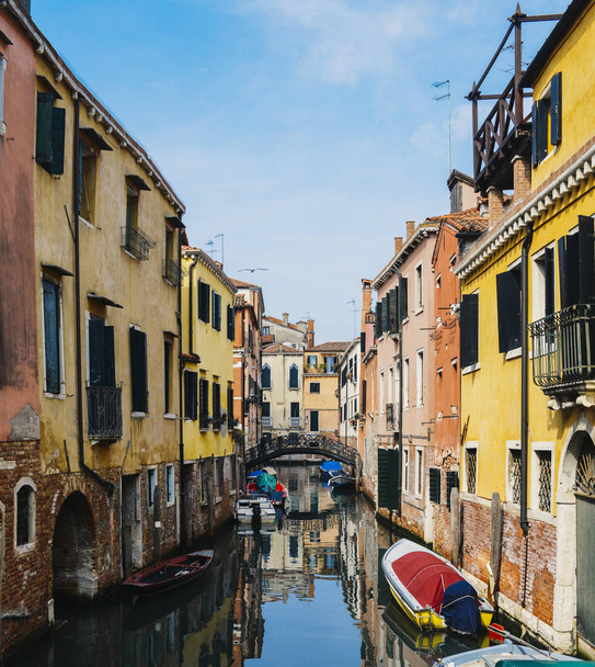 Πολύχρωμα και χαλαρωτικό κανάλι στο Βένετο, Βενετία, Ιταλία. - Φωτογραφία, εικόνα