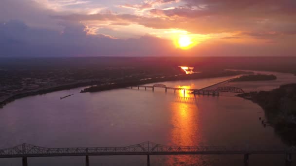 Antenowe video centrum Louisville o zachodzie słońca. - Materiał filmowy, wideo