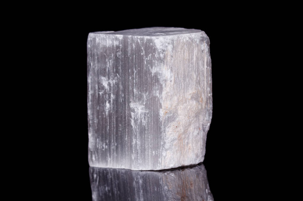 Макро мінеральний камінь Селеніт на чорному тлі
 - Фото, зображення