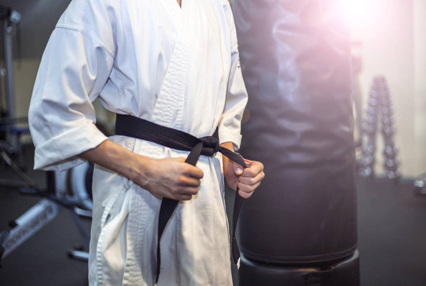 Karatea. Nuori mies harjoittelee potkimista, kuntosalilla treenaamista
 - Valokuva, kuva