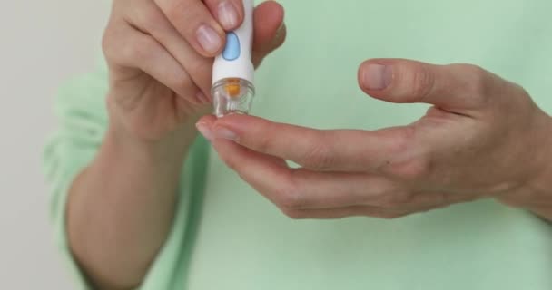 Girl diabetic puncture finger to measure blood - Imágenes, Vídeo