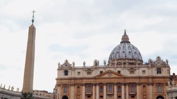 Basilica di San Pietro nella Città del Vaticano e antico obelisco egizio in Piazza San Pietro
 - Filmati, video