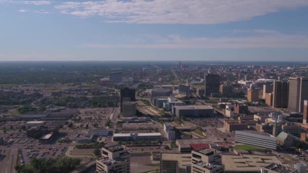 Detroit belvárosának napos légi videó. - Felvétel, videó