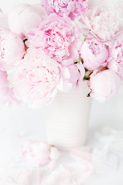 beau bouquet de fleurs de pivoine rose dans un vase - Photo, image