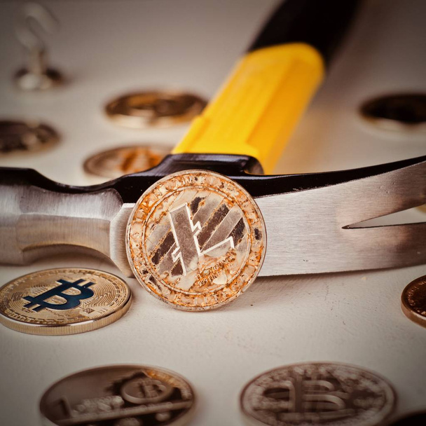 Litecoin mince a kladivo - Fotografie, Obrázek