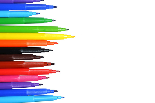 Educação Aprendizagem Conceito: Colorido de canetas marcador definido no fundo branco para espaço livre cópia
  - Foto, Imagem