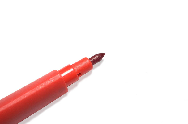 Червоний маркер ізольовано на білому тлі. Близько. Вид зверху
 - Фото, зображення