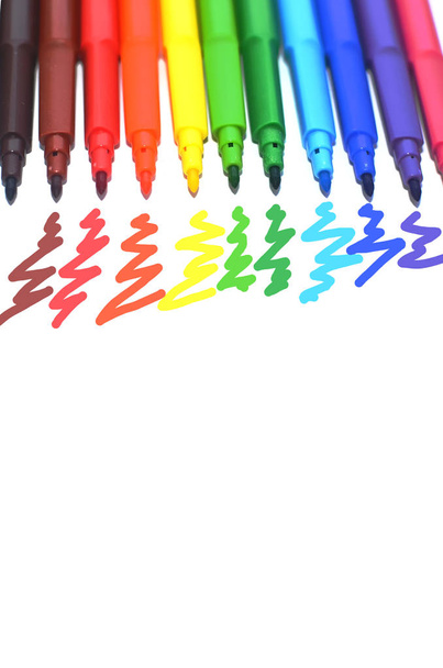 Eğitim öğrenme kavramı. Renkli marker kalem. - Fotoğraf, Görsel