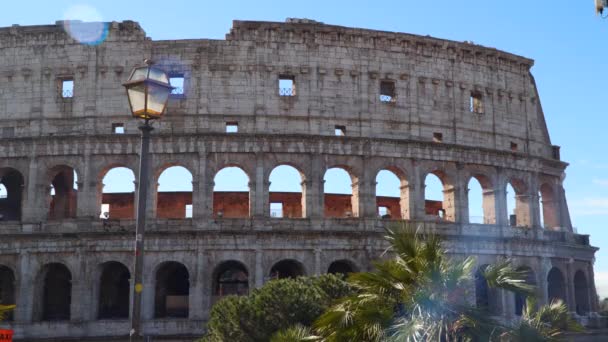 O Coliseu de Roma contra o céu azul. Manchas de luz natural
 - Filmagem, Vídeo