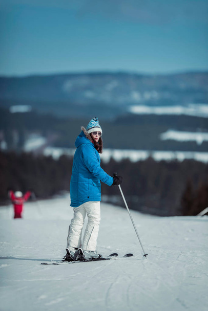 Donna con gli sci in giacca blu
   - Foto, immagini