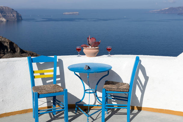 Terrazza mediterranea con splendida vista sul mare e sulla Caldera sull'isola di Santorini
 - Foto, immagini